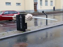 ある意味ちょっと怖い駐車場のゲートですが、エストニア劇場のゲートなので指揮棒なんでしょうね。正直夜にこれを見たらちょっと怖いと思うんですが・・・。前日は暗くて気付かなくてラッキーでした。