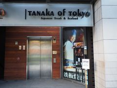 人気があるお店でPM7：00でしか予約が取れなかった！
このエレベーターで上がります。