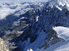 エギーユ・デュ・ミディ
Aiguille du Midi

山頂の展望台に到着。雪景色。眼下にみえる谷間のシャモニー。