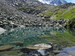 Lac Bleu(ブルー湖)越しの眺め。この湖、小さいです。