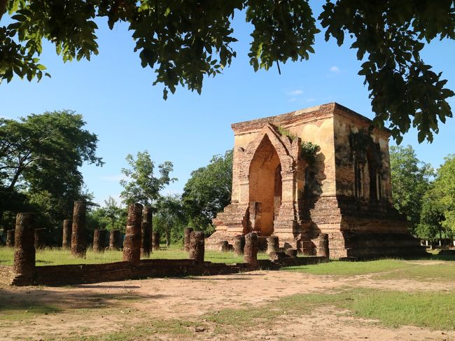 細い赤土の路地を抜けたところに、ワット・トラバン・トーン。