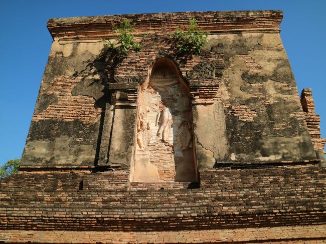 レリーフがかすかに残っている。<br />仏陀が天女に囲まれて降りてくるところらしい。