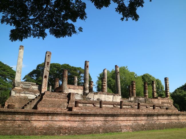 ラームカームヘン国立博物館を見る予定だったが、本日休館。<br />ということで、歴史公園内でまだ見ていなかった遺跡へ、<br />大王記念碑銅像の立つあたりの横の野原に、結構大規模な遺跡が。