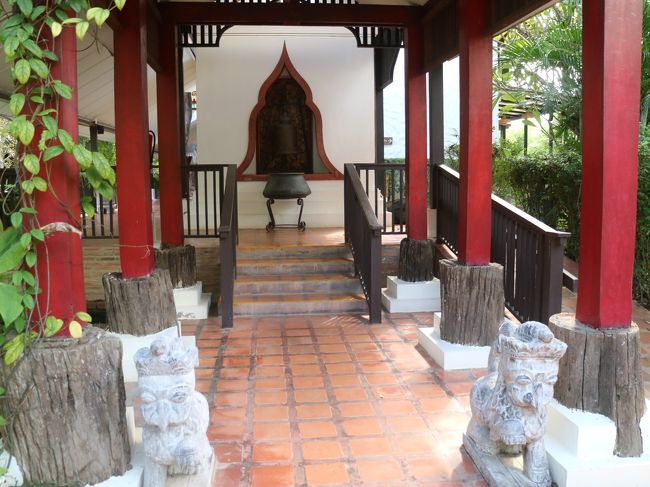 昼食はビールと黄色い麵（バミー）の汁なし、１５０TB.<br />１時間ボディーマッサージ（４００TB）を受け、ホテルに戻る。