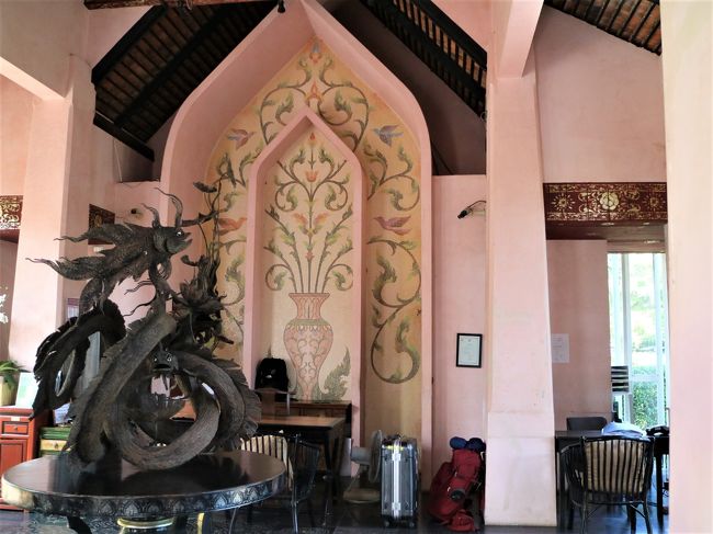 三泊したタラブリ・リゾートのロビー。<br />午後２：００過ぎ、トゥクトゥクを呼んでもらい、スーツケースを積んで新市街へ。<br />２００TB。