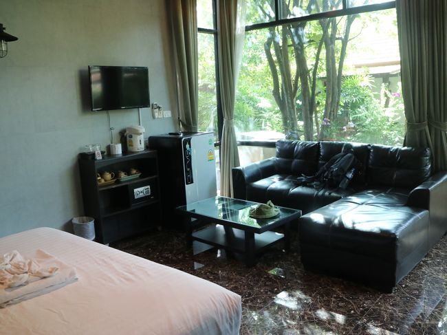 三方がガラス張りで、解放感にあふれた部屋。