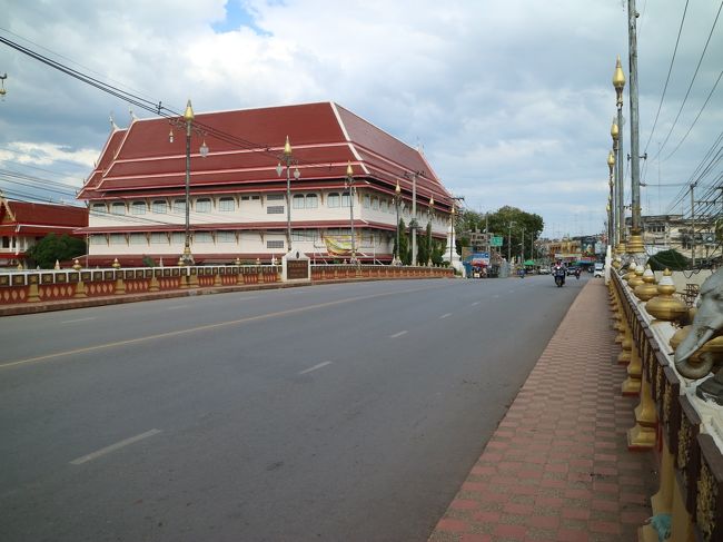 ホテルの小道を出て、すぐ右がヨム川にかかる橋。