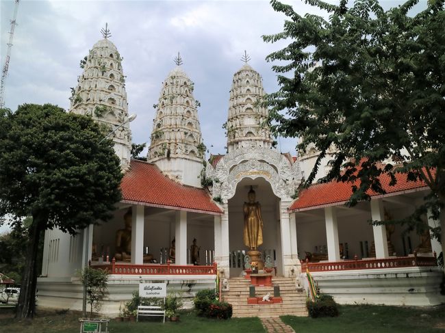 奥のほうには、クメール式の塔も。