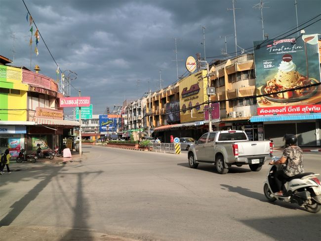 橋のところでトゥクトゥクを降りた。（９０TB)<br />スコータイ新市街を散歩してみよう。