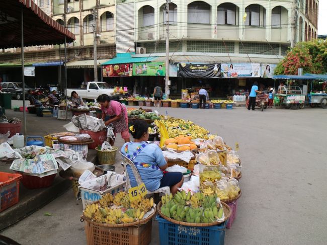 交差点に野菜の露店が続く。