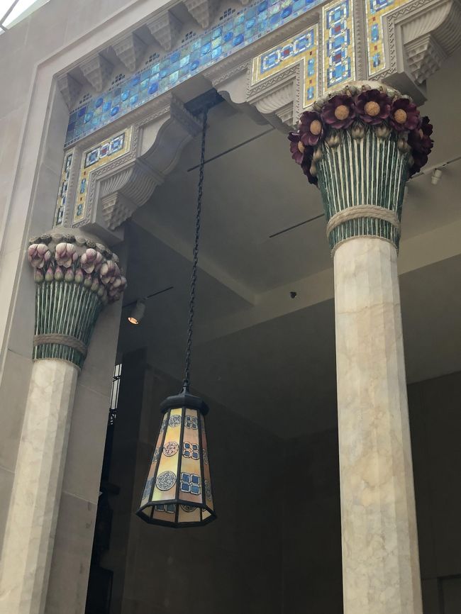 柱の装飾に使われている4種類の花の説明を受けました。