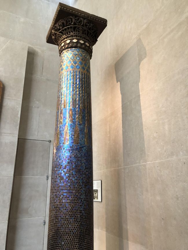 こちらのオベリスクも美しい装飾が施されています。