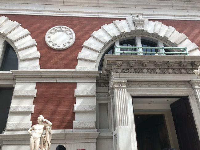 ここの通路で新館と旧館の説明を受けました。