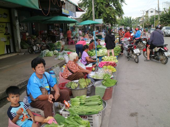 屋台で、タイソーセージと唐揚げと赤飯を買い、<br />ホテルへ戻ろうとしたらつまずいて転んでひざとひじをすりむき血がだらだらおまけに草履の鼻緒が切れ、哀れな格好のままホテルへ。