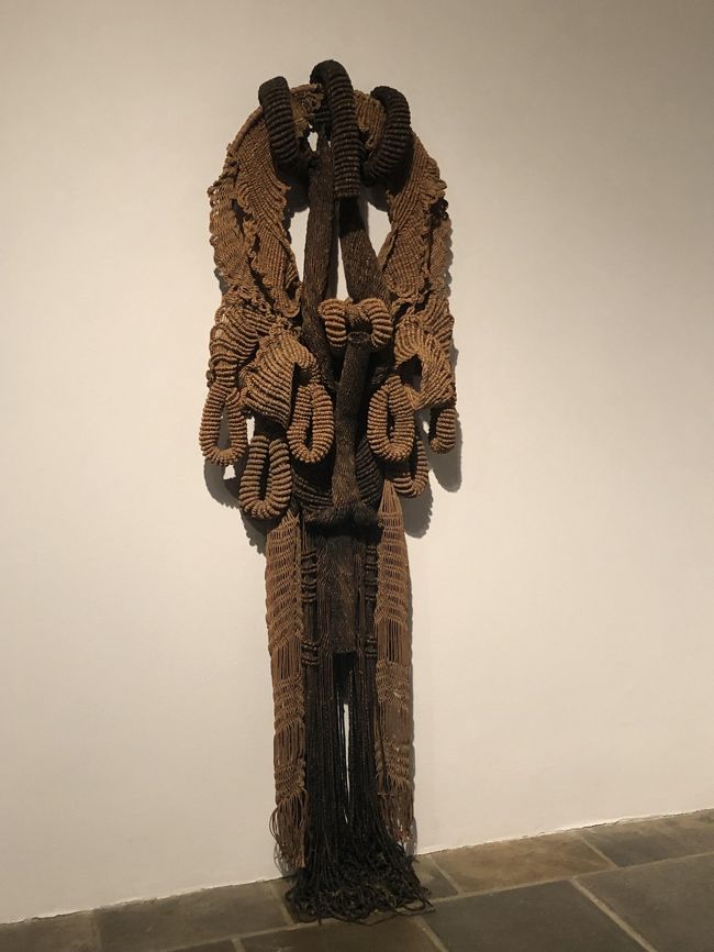 ウーム　人体なのか洋服なのか