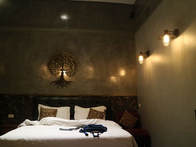 屋台で買った、唐揚げやソーセージをつまみにビール。<br />タイ北方面のソーセージは色々中身が詰まっていて大好物、今回のソーセージは、少し甘みもあった。