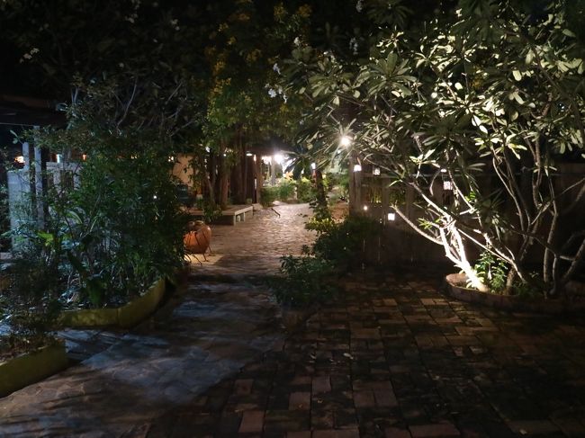 こじんまりとしたホテルだが、<br />部屋も庭もセンスにあふれたフォレスト・スコータイ。