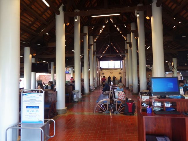 最終、５日目の早朝。<br />ホテルを朝７：２０分乗り合いワゴンでスコータイ空港へ。１８０TB<br />ホテルから朝食のボックスをもらったが、屋台で買った赤飯や、トゥクトゥクのドライバーからもらった甘い小さいバナナ（クルアイ・カイ）で済ましていたので、そのまま空港へもっていったが、入り口のセキュリティで没収。<br />こちらは、出発スペース。