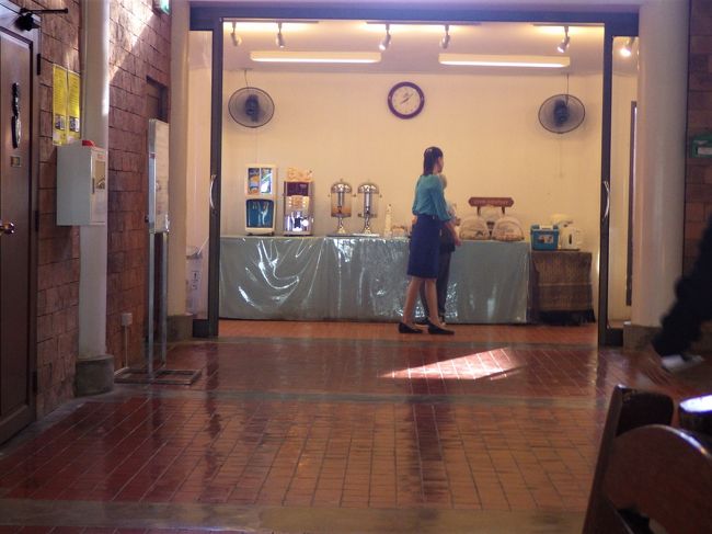 スナックや飲み物も用意されているので、ここで軽く朝食をとることもできる。