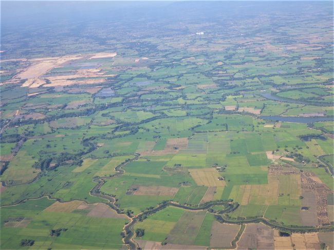 ８：５０テイクオフ、スコータイの豊かな平原を眼下に。