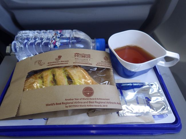 短いフライトだが、行きも帰りも軽食が出た。