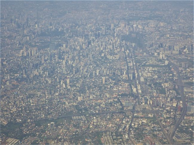 巨大都市バンコクの街が見えてきた。