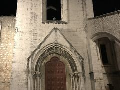 せっかくなので連絡橋を渡ってバイロ・アルト地区へ。1755年の大地震で倒壊し廃墟となったカルモ教会。今は一部が博物館となっているけど夜の教会は少し怖いかな