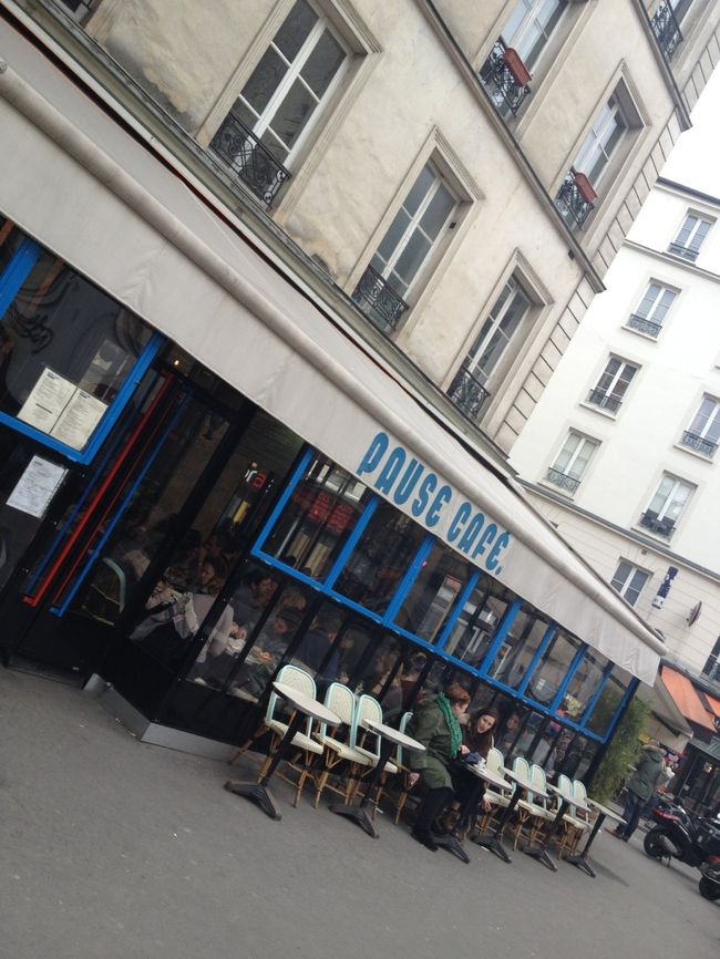 ここで食べたハンバーガー美味しかった。パリは普通のカフェがみんなオシャレに見える。