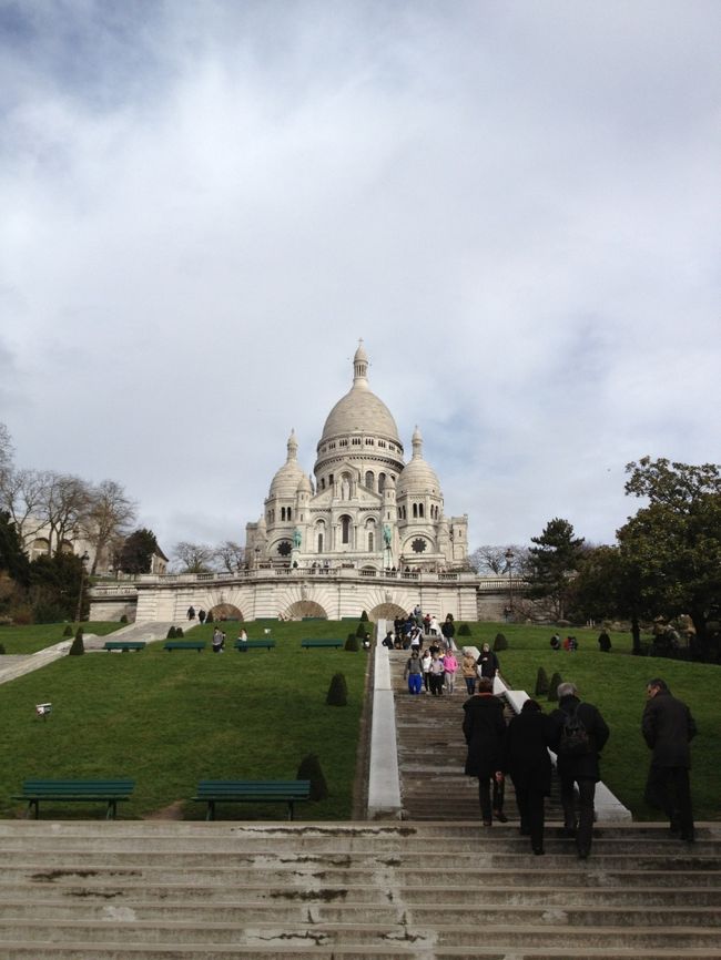 サクレクール寺院。この辺りは無理矢理手にミサンガ巻いてこようとする人がいて怖かった。