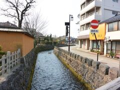 かつて加賀藩士が住んでいたという屋敷跡のある「長町武家屋敷跡」界隈
水路のある風情ある景色が続きます。