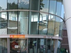 勝山駅から電動アシスト自転車で約15分
福井県立恐竜博物館に到着です。