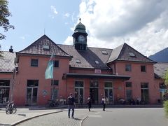 バス停留所 Bahnhof Garmisch Partenkirchenは、駅のパルテンキルヒェン側にいくつかあります。