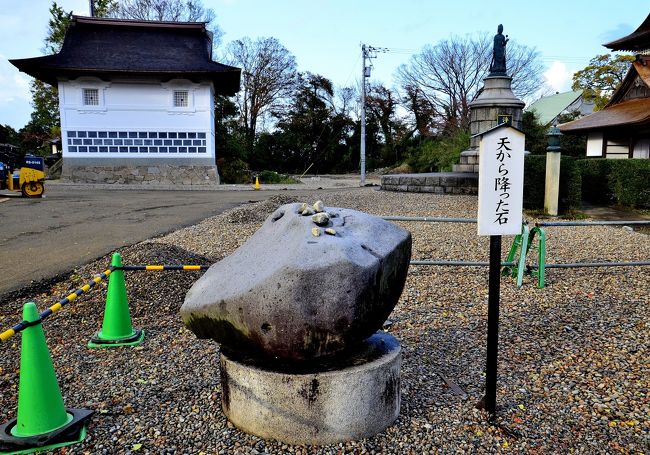 解体家屋から、木彫品 阿吽像 （仏師 の写真・画像 : 報道写真