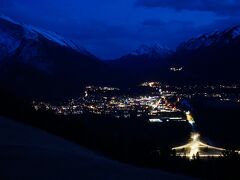 一気にバンフ市内まで帰ってきました。
バンフ市内の夜景です。空の色が絶妙で、山の姿もキレイに写りました!
※ここもクローズになった観光スポットの代わりに連れてって頂きました。通常のコースには入っていません。

コロンビア大氷原から約200キロ。ほとんどしゃべりながら運転してくれたガイドさんの豊富な知識には本当に驚かされました。
おかげでとても思い出に残る旅になりました◎