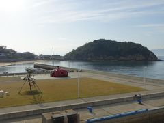 直島、宮浦港に到着

到着して目に飛び込んできたのが
赤いかぼちゃ

あんなところにポツンとあるんだね
でも、なんでカボチャ？

