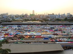 バンコクに戻ってきて、タラート　ロットファイのナイトマーケットへ。夕方5時オープンです。たくさんの屋根が並んでいます。