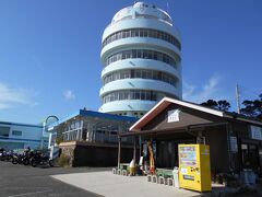 いつもは　潮岬灯台と
潮岬神社なのですが

潮岬灯台の茶店の駐車料金払うならと
今回はこちらにやってきました

潮岬観光タワーです