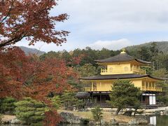 金閣寺は紅葉メインというわけではないので

紅葉はそれほどでもないですが、

金閣寺はキレイです～