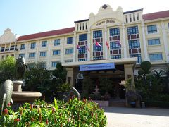 ホテルは大通りから少し入った場所にあります