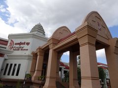 オプション（アンコール博物館ツアー45ドル）は、ケチって申し込まずに、散歩がてら自力で行ってきました。
トゥクトゥクでも１$くらいですが、歩いても10分くらいです。
アンコール遺跡に続く本通りに面して入り口があります。
隣はギャラリアです。