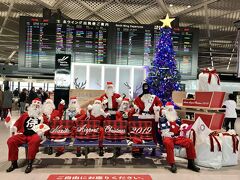 ツアーは、成田空港8:55集合です。

成田空港はクリスマスモードでした！
不思議な日本っぽいサンタさん達(笑)