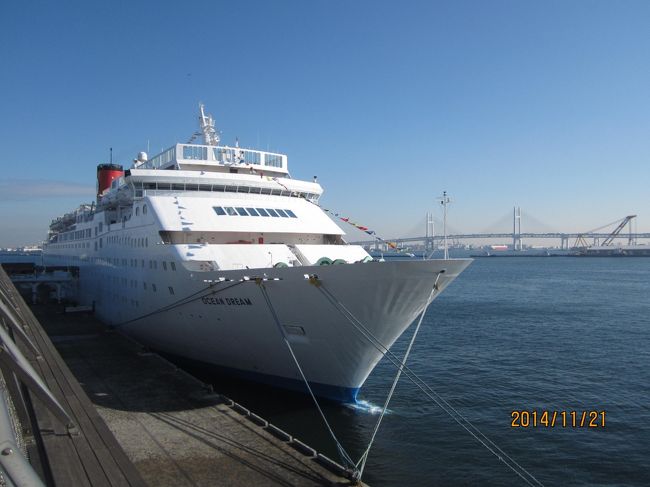 横浜港　背景はベイブリッジ