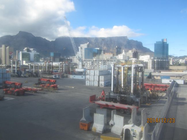 南アフリカ　ケープタウンの港から見たテーブルマウンテン