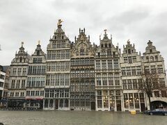 ギルドハウスも。
ベルギーの広場とギルドハウス。
アントワープのギルドハウスのファサードもとっても素敵でした♪