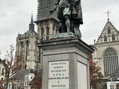 ノートルダム大聖堂の前、フルン広場のルーベンスの像。

そのままノートルダム大聖堂を見学します♪