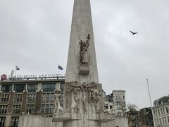 ダム広場。
アムステルダムの街の中心地です。

戦没者慰霊塔。