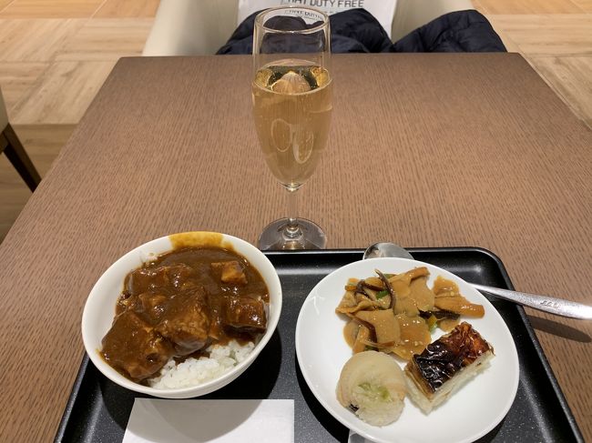 シャンペンにビーフカレーや