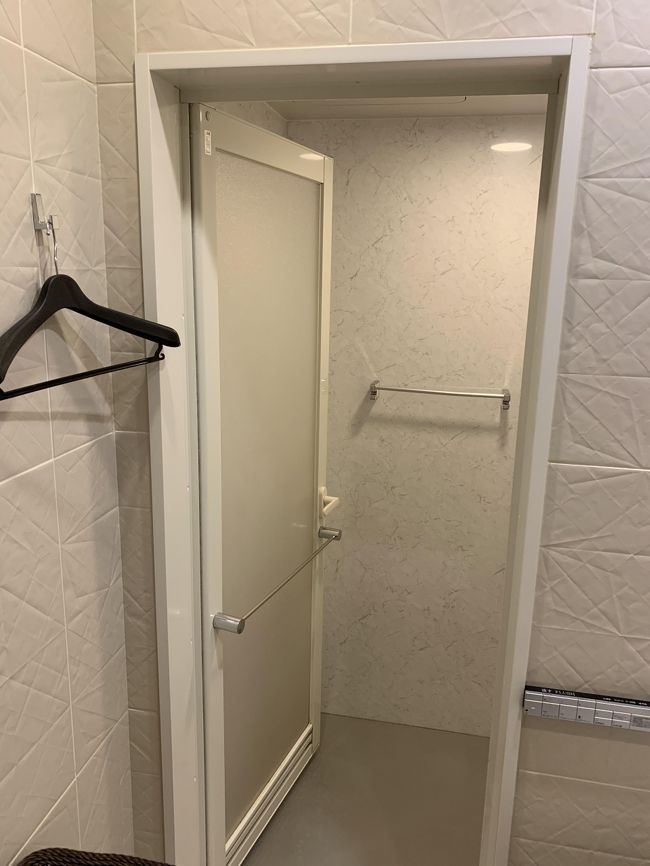 ファースト用のラウンジにはシャワーはないので、申し込みが必要で1時間半待ちでした。１階下のサクララウンジに行かないといけないのはちょっとめんどくさいですね