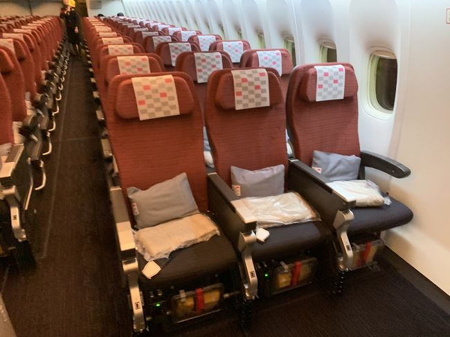 エコノミーは3-4-2で45Ｃ非常口通路側席です<br />ここは頭上の荷物入れが使えない場所でした(;'∀')