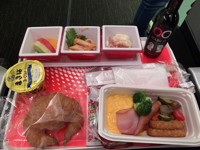 機内食はスクランブルエッグ<br />赤ワインも追加でいただきます